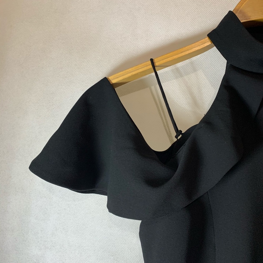 Alice + Olivia Black Cold-Shoulder Ruffle Halter Top - Picture 7 of 12
